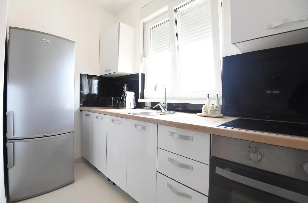 Apartment Visnjik- Free Private Parking 자다르